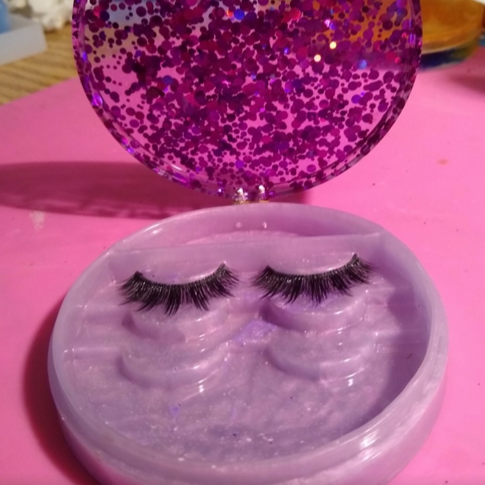Eyelash holder